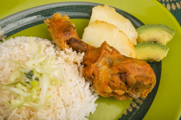 Pollo servido con patata de arroz blanco en un plato —  Fotos de Stock