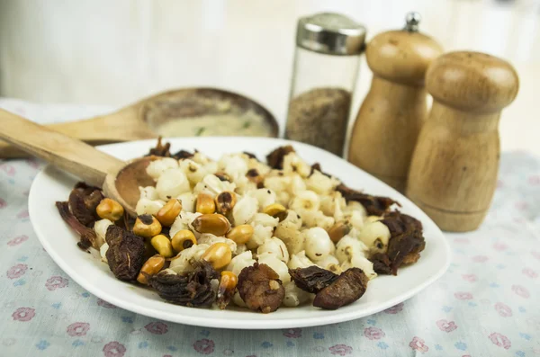 Hominy와 구운된 옥수수 견과류 전통적인 티 콘 chicharron 에콰도르 음식 — 스톡 사진