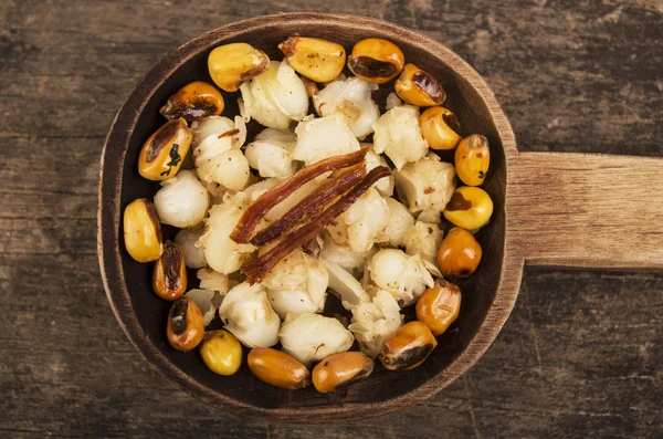 Hominy och rostad majs nötter mote med tostado ecuadorianska traditionell mat — Stockfoto