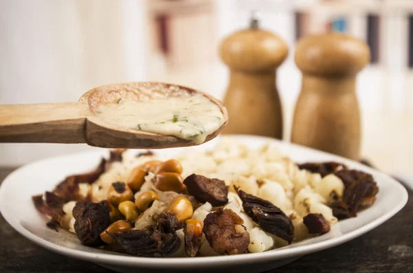 Semoule et paille de maïs grillé noix con chicharron cuisine équatorienne traditionnelle — Photo