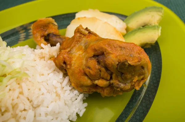 Poulet servi avec pomme de terre de riz blanc sur une assiette — Photo