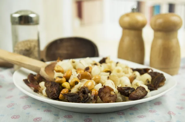 Hominy와 구운된 옥수수 견과류 티 콘 chicharron 전통적인 에콰도르 음식 — 스톡 사진
