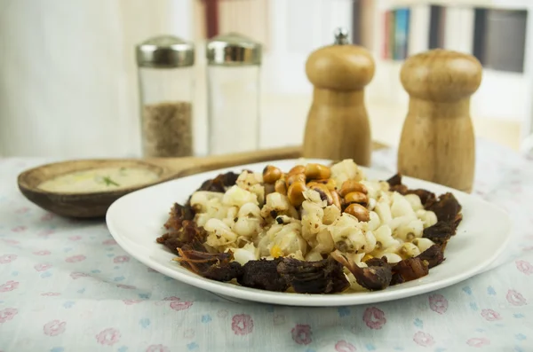 Nozes de milho homino e torrado mote con chicharron comida tradicional equatoriana — Fotografia de Stock