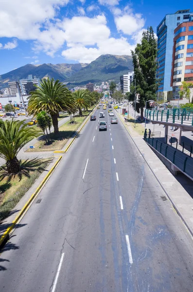 Avenue moderne à Quito Équateur — Photo