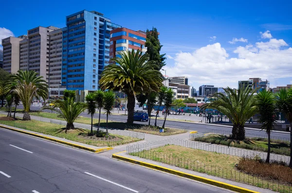 Modern avenue in Quito Ecuador — Stock Photo, Image