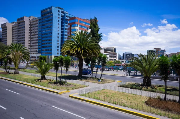 Avenue moderne à Quito Équateur — Photo