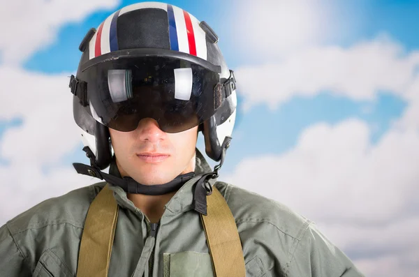 Portret van jonge piloot dragen helm met een hemelachtergrond — Stockfoto