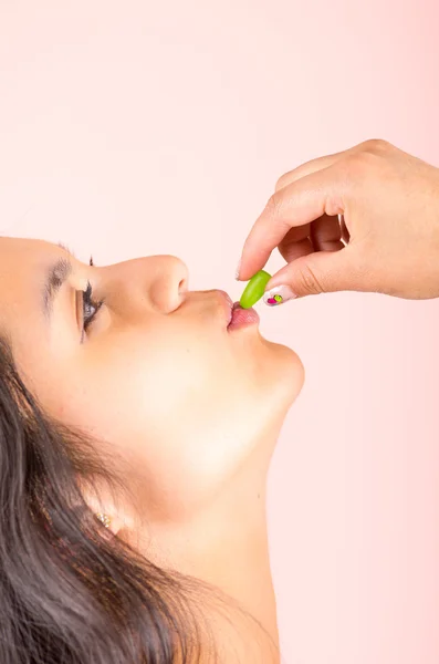 Mooie jonge tienermeisje student eten snoep snoep — Stockfoto