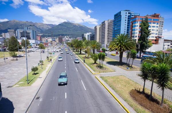 Avenue moderne à Quito Équateur — Photo