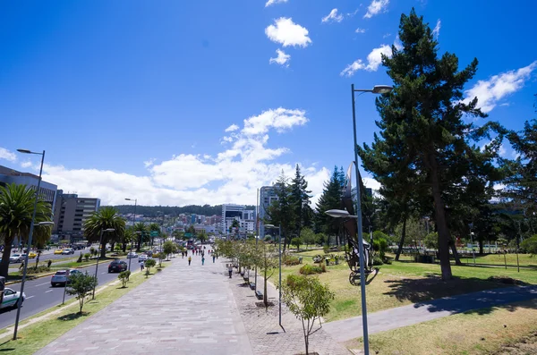 Avenue moderne à Quito Équateur — Photo
