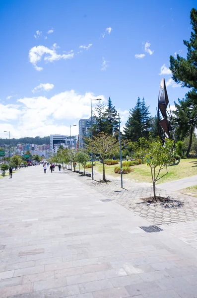 Modern avenue Quito Ekvator — Stok fotoğraf