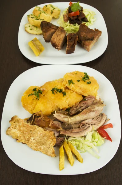 Hornado fritada porc rôti et frit ecuadorian nourriture traditionnelle — Photo