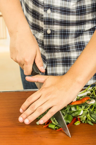 Cibo tritato pepe funghi erbe su tavolo di legno — Foto Stock