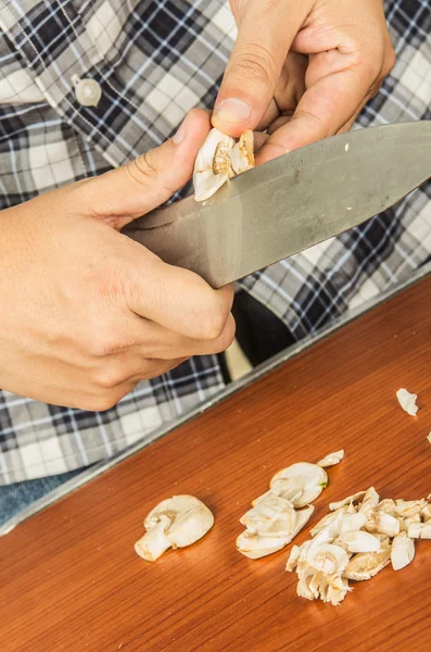 木制的桌子上切碎的食物蘑菇 — 图库照片