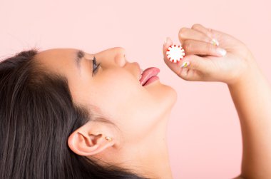 Lezzetli şeker tatlı yeme genç İspanyol ve Latin esmer kız