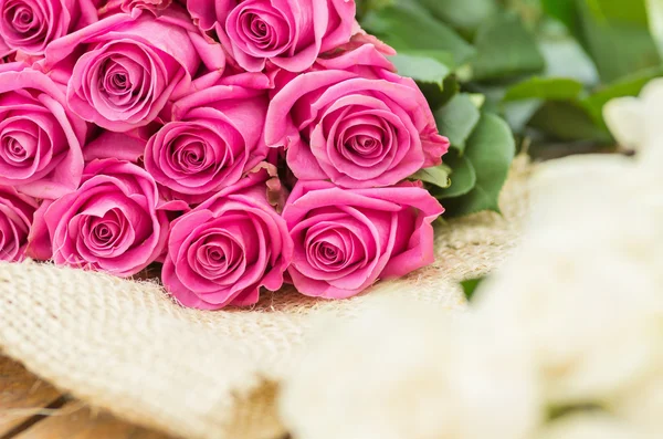 Bouquet romantico di rose rosa ecuadoriane — Foto Stock