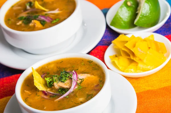 Vynikající encebollado rybí guláš z Ekvádoru — Stock fotografie