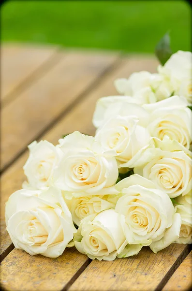 तल पर सफेद गुलाब का सुंदर बुकेट — स्टॉक फ़ोटो, इमेज