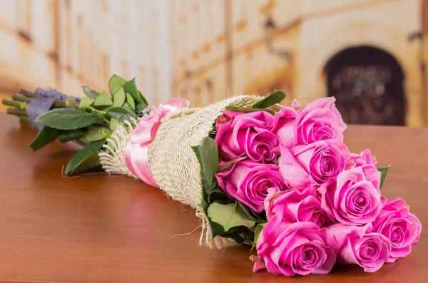 Романтический букет розовых роз Эквадора — стоковое фото