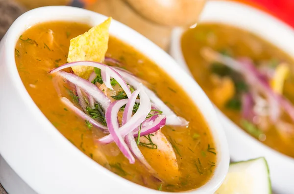 Delicioso ensopado de peixe encebollado do Equador — Fotografia de Stock