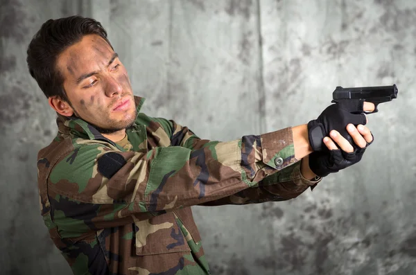 Soldier militar latin man pointing a gun — Stock Photo, Image