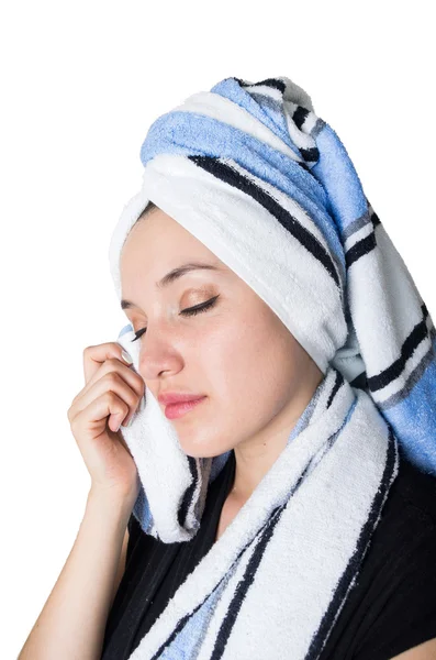 Hermosa joven mujer limpiando su cara con una toalla — Foto de Stock