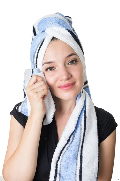 Piękna młoda kobieta czyszczenie twarzy ręcznikiem — Zdjęcie stockowe