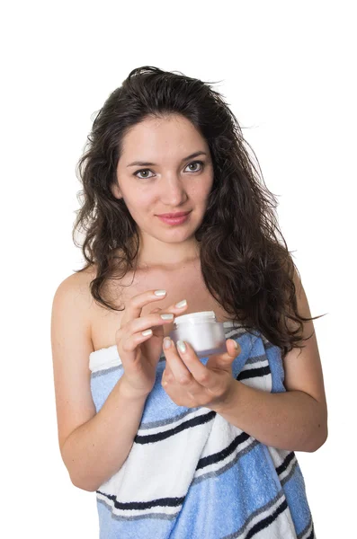Schöne junge Frau mit Handtuch um den Körper mit Creme Feuchtigkeitscreme — Stockfoto