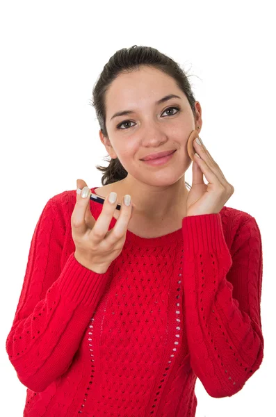 Hermosa mujer joven aplicando maquillaje — Foto de Stock