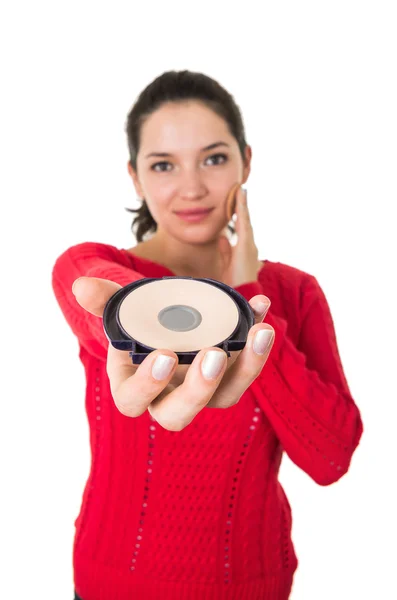 Hermosa mujer joven aplicando maquillaje —  Fotos de Stock