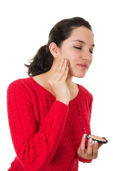 Hermosa mujer joven aplicando maquillaje —  Fotos de Stock