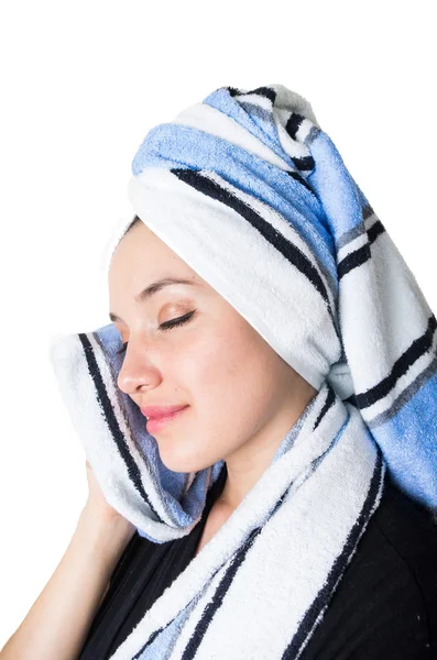 Güzel genç kadın yüzünü bir havlu ile Temizleme — Stok fotoğraf