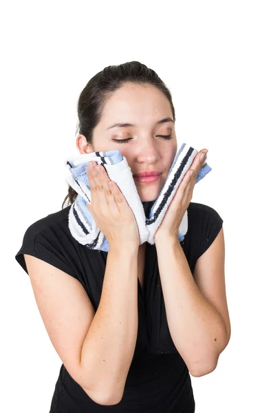 Schöne junge Frau reinigt ihr Gesicht mit einem Handtuch — Stockfoto
