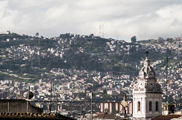 Tornet i Santo Domingo kyrkan i Sydamerika koloniala Quito Ecuador — Stockfoto