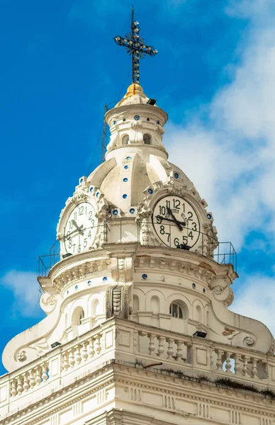 Torre de la iglesia de Santo Domingo en Quito colonial Ecuador América del Sur —  Fotos de Stock