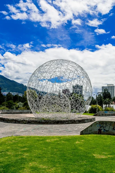 Escultura esfera de metal en parque Quito Ecuador América del Sur —  Fotos de Stock