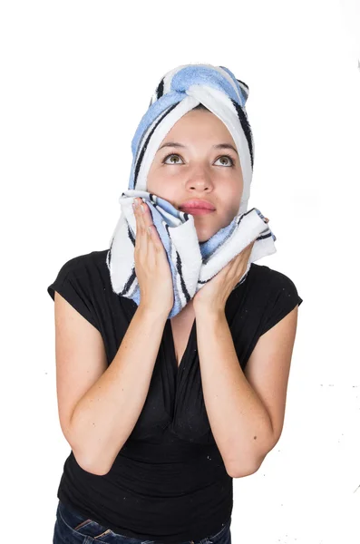 Mooie jonge vrouw reinigen van haar gezicht met een handdoek — Stockfoto