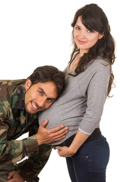 Gelukkig trots militaire soldaat knuffelen zwangere vrouw — Stockfoto