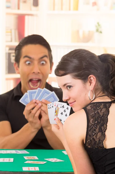 Junges Paar spielt Karten cuarenta — Stockfoto