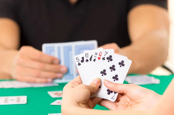 Jogar cartas closeup de mãos segurando deck — Fotografia de Stock