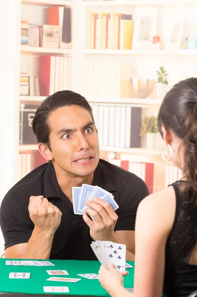 Jovem casal jogar cartas cuarenta — Fotografia de Stock