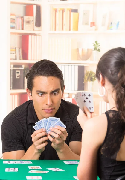 Jovem casal jogar cartas cuarenta — Fotografia de Stock