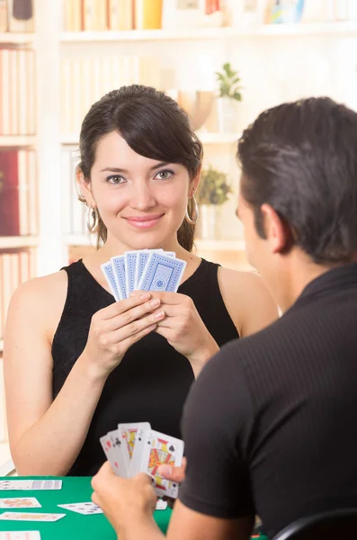 Jong koppel speelkaarten cuarenta — Stockfoto