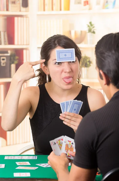 Jovem casal jogar cartas cuarenta — Fotografia de Stock