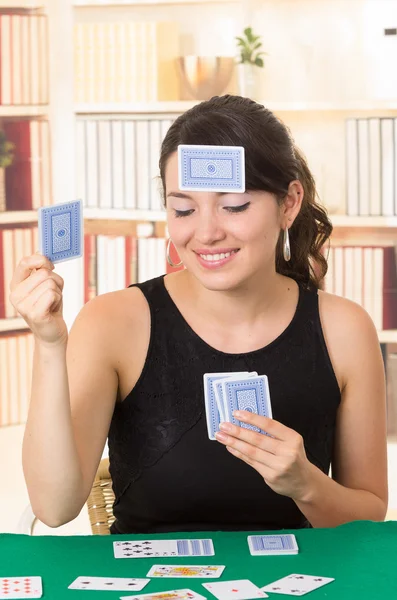 Jovem menina bonita jogando cartas — Fotografia de Stock