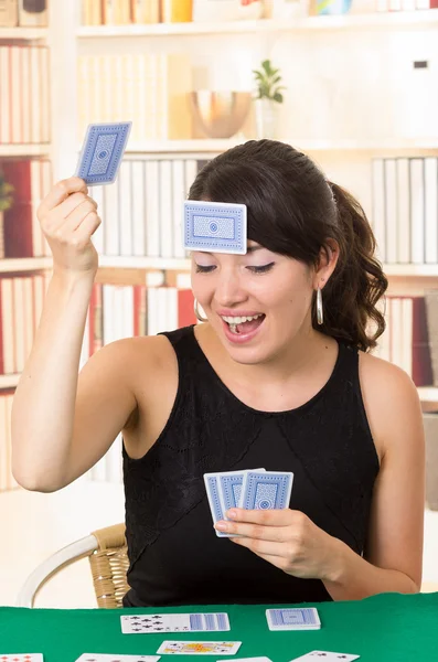 Jovem menina bonita jogando cartas — Fotografia de Stock