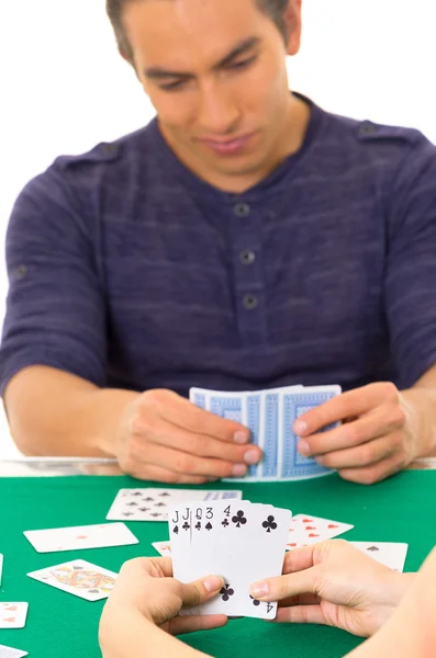 Jovem homem jogando cartas cuarenta tradicional jogo equatoriano — Fotografia de Stock