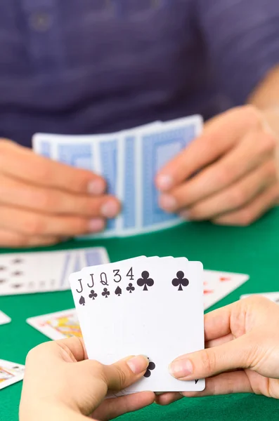 Jogar cartas closeup de mãos segurando deck — Fotografia de Stock