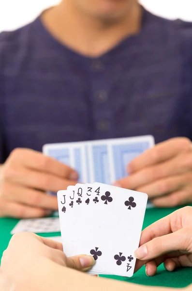 Jogar cartas closeup de mãos segurando deck — Fotografia de Stock