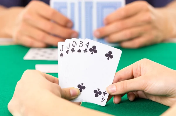 Jogar cartas closeup de mãos segurando deck — Fotografia de Stock